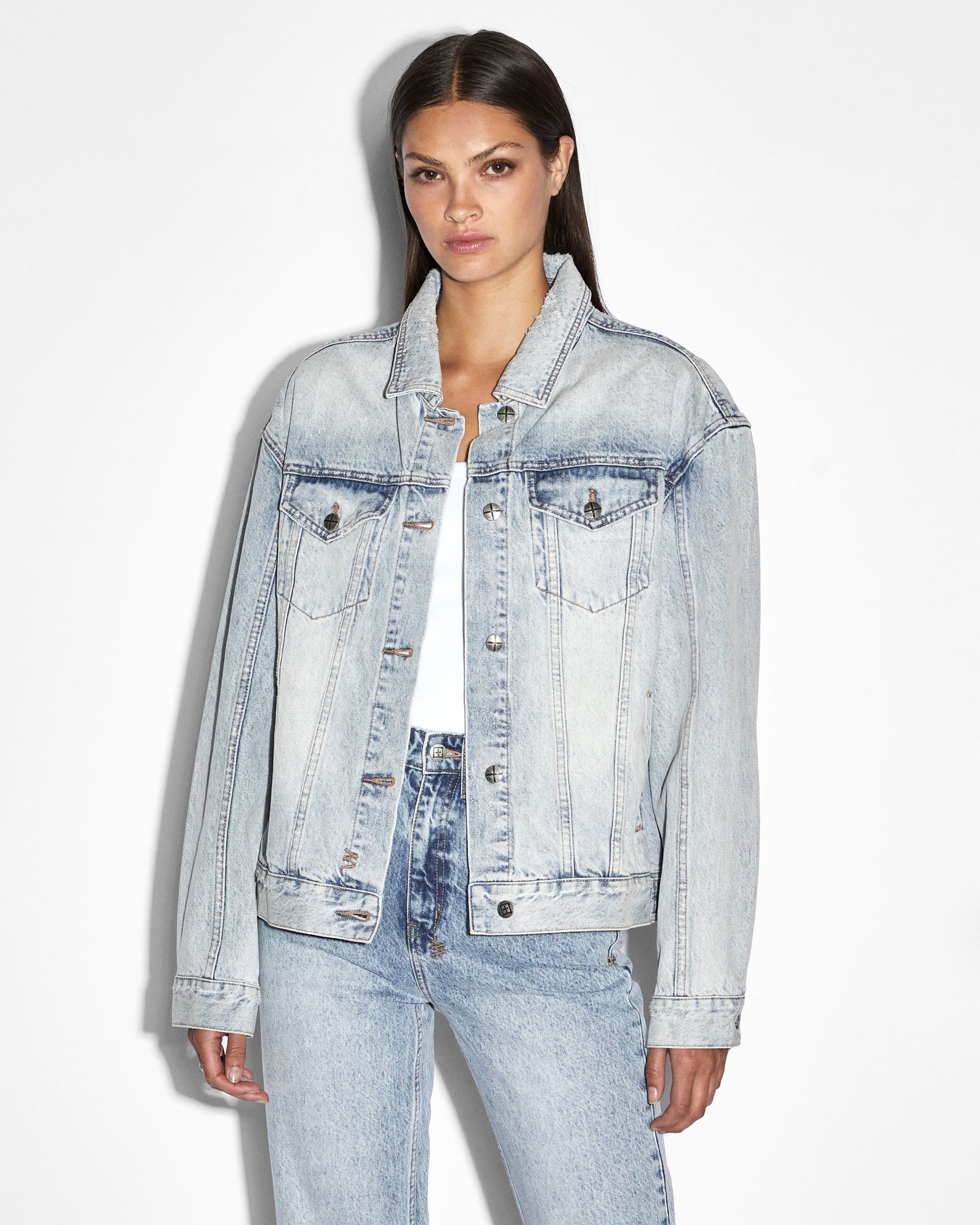 70+ Stylish Outfits With A Jean Jacket x Every Season | Blue jean jacket  outfits, Jacket outfit women, Denim jacket outfit